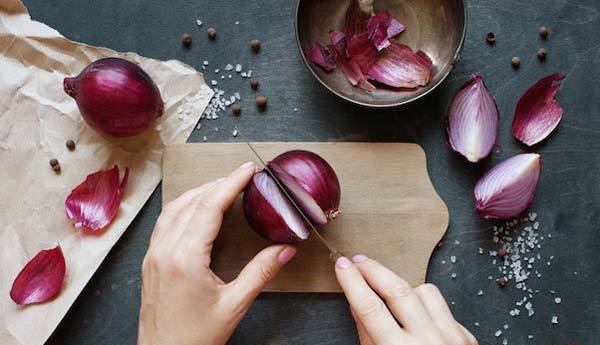 معرفی کتاب «در حال کندن پوست پیاز» اثر گونتر گونزالس